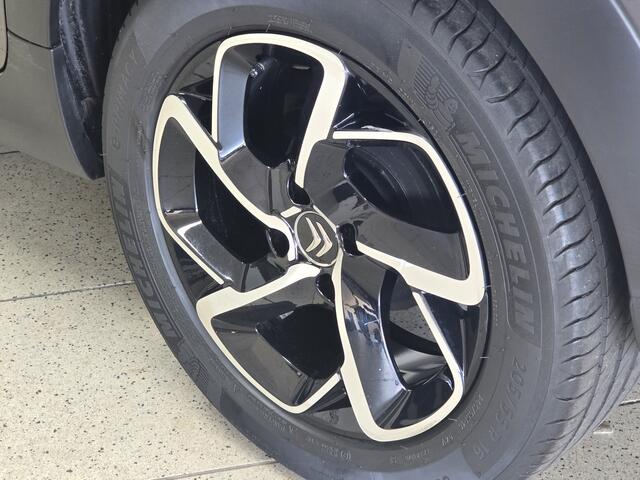 Citroen C3 1.2 PureTech C-Series/ Camera/ Keyless/ Half-Leder/ 16'' LMV/ Apple + Android/ DAB+/ Lane-Assist./ LED Koplampen/ Dode-Hoek DET./ Navi/ Clima/ Cruise/ Elek. pakket/ PDC V+A/ Extra getint glas.