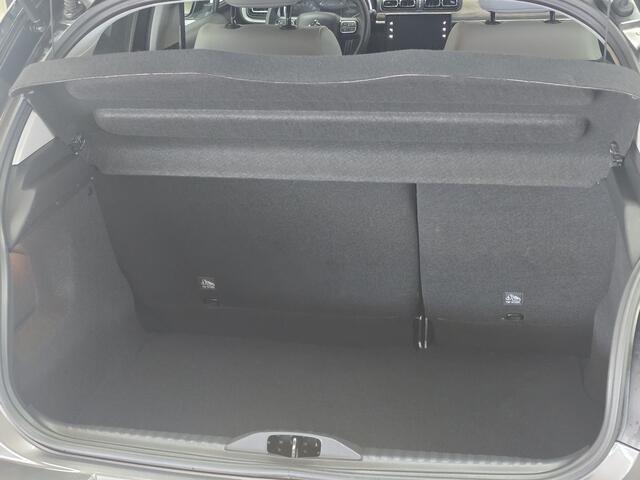 Citroen C3 1.2 PureTech C-Series/ Camera/ Keyless/ Half-Leder/ 16'' LMV/ Apple + Android/ DAB+/ Lane-Assist./ LED Koplampen/ Dode-Hoek DET./ Navi/ Clima/ Cruise/ Elek. pakket/ PDC V+A/ Extra getint glas.