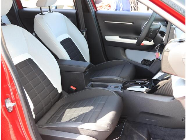 Citroen C3 Ë-C3 Max 113PK 44 kWh | Navigatie | Achteruitrijcamera | Climate control | Cruise control | Apple Carplay/Android Auto | DAB+ radio | Donker getint glas | 17" lichtmetalen velgen |