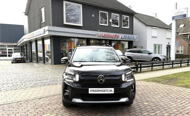 Citroen C3 Ë-C3 100% Elektrisch 113pk Comfort Range 44 kWh Superluxe MAX Uitvoering * Navigatie * Parkeer Camera * L.M. Velgen * Apple Car Play / Android Auto * Climate & Cruise Control * Vingerhoets; Vierde Generatie Eersteklas Service. Al meer dan 100 jaar een beg
