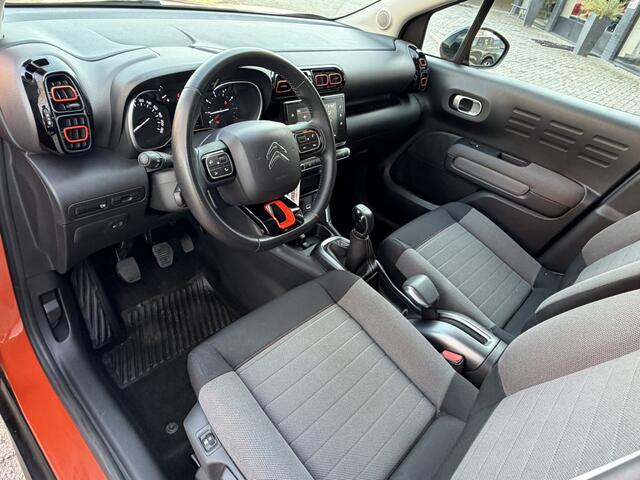 Citroen C3 Aircross Benzine *** Hele Mooie *** * Climate & Cruise Control * Stoelverwarming * Parkeersensoren * L.M. Velgen * Navigatie & Spotify up to date via Apple Carplay / Android AUto Vingerhoets; Vierde Generatie Eersteklas Service. Al meer dan 100 jaar een