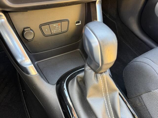 Citroen C3 Aircross 130 Pk Benzine * AUTOMAAT * * Navigatie * Airco * Cruise Control * Achteruitrij Camera * DAB Radio * Hoge Zitpositie * Vingerhoets; Vierde Generatie Eersteklas Service. Al meer dan 100 jaar een begrip in de Brabantse Kempen.