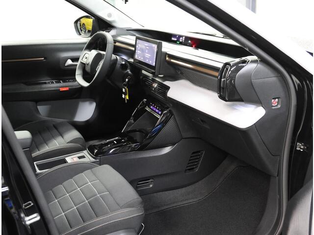 Citroen C3 Aircross 1.2 Hybrid 145PK Plus | 1ste eigenaar | AppleCarplay/AndroidAuto | LED | Camera | Climate Control | Cruise Control | Privacy Glass | Navigatie | Isofix | Two-Tone | Parkeersensoren | DAB Radio |