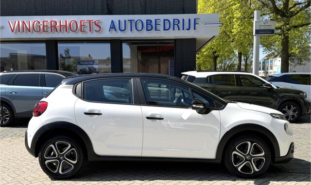 Citroen C3 110 Pk Benzine * AUTOMAAT * Navigatie * Achteruitrij Camera * Climate & Cruise Control * Dodehoeksensor * Grootlicht Assistent * Zwart Dak * Apple Carplay / Android Auto * Vingerhoets; Vierde Generatie Eersteklas Service. Al meer dan 100 jaar een begrip i