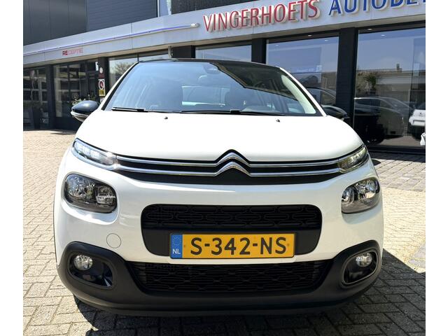 Citroen C3 110 Pk Benzine * AUTOMAAT * Navigatie * Achteruitrij Camera * Climate & Cruise Control * Dodehoeksensor * Grootlicht Assistent * Zwart Dak * Apple Carplay / Android Auto * Vingerhoets; Vierde Generatie Eersteklas Service. Al meer dan 100 jaar een begrip i