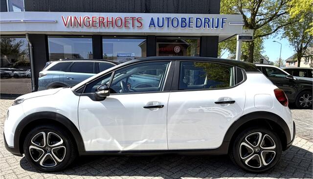 Citroen C3 110 Pk Benzine * AUTOMAAT * Navigatie * Achteruitrij Camera * Climate & Cruise Control * Dodehoeksensor * Grootlicht Assistent * Zwart Dak * Apple Carplay / Android Auto * Vingerhoets; Vierde Generatie Eersteklas Service. Al meer dan 100 jaar een begrip i