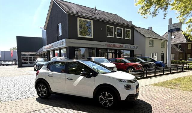 Citroen C3 110 Pk Benzine * AUTOMAAT * Navigatie * Achteruitrij Camera * Climate & Cruise Control * Dodehoeksensor * Grootlicht Assistent * Zwart Dak * Apple Carplay / Android Auto * Vingerhoets; Vierde Generatie Eersteklas Service. Al meer dan 100 jaar een begrip i