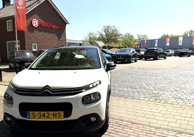 Citroen C3 110 Pk Benzine * AUTOMAAT * Navigatie * Achteruitrij Camera * Climate & Cruise Control * Dodehoeksensor * Grootlicht Assistent * Zwart Dak * Apple Carplay / Android Auto * Vingerhoets; Vierde Generatie Eersteklas Service. Al meer dan 100 jaar een begrip i
