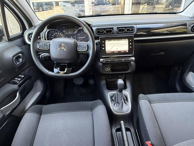 Citroen C3 110 Pk Benzine * AUTOMAAT * Navigatie * Achteruitrij Camera * Climate & Cruise Control * Dodehoeksensor * Grootlicht Assistent * Zwart Dak * Apple Carplay / Android Auto * Vingerhoets; Vierde Generatie Eersteklas Service. Al meer dan 100 jaar een begrip i