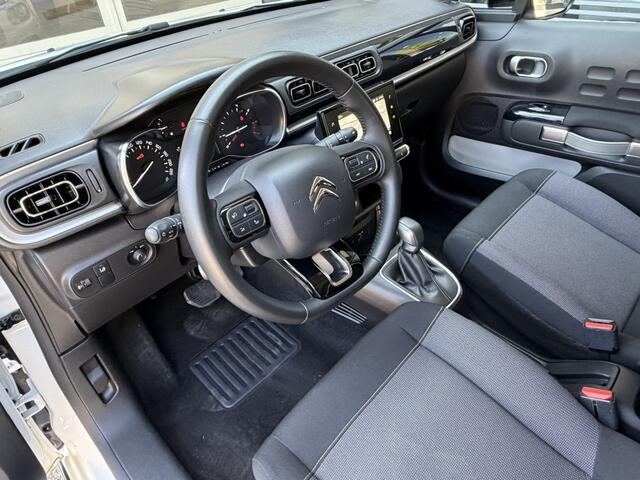 Citroen C3 110 Pk Benzine * AUTOMAAT * Navigatie * Achteruitrij Camera * Climate & Cruise Control * Dodehoeksensor * Grootlicht Assistent * Zwart Dak * Apple Carplay / Android Auto * Vingerhoets; Vierde Generatie Eersteklas Service. Al meer dan 100 jaar een begrip i