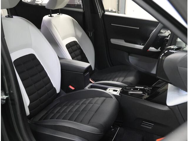 Citroen C3 Ë-C3 Aircross Max 113PK 44 kWh | 1ste eigenaar | AppleCarPlay/AndroidAuto | Navigatie | Cruise Control | Climate Control | Armsteun | Parkeersensoren | DAB Radio | LED | Two-tone | Isofix | Privacy Glass | Parkeersensoren |