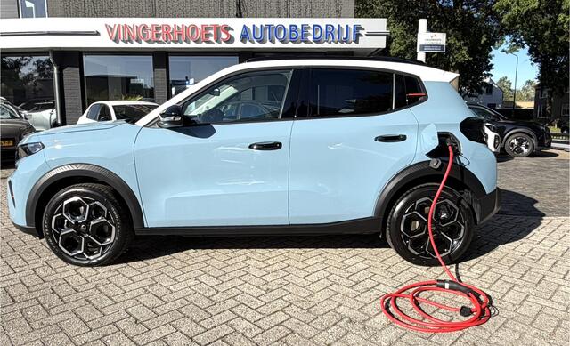 Citroen C3 Ë-C3 Max 113 pk 44 kWh 100% Elektrisch * Special One * * Navigatie * Parkeer Camera * Wall Box Laadkabel * Climate & Cruise Control * Draadloze telefoonlader en Apple Carplay / Android Auto * Vingerhoets; Vierde Generatie Eersteklas Service. Al meer dan 100 jaar een begrip in de Brabantse Kempen