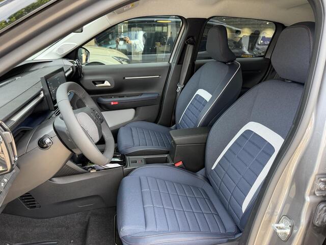 Citroen C3 Ë-C3 Collection 113pk Comfort Range 44 kWh Tot 8 jaar Garantie| Automaat | 100% Elektrisch | Meest Complete Uitvoering | Tot 320 KM WLTP Actieradius | Cruise Control | Camera | Parkeersensoren | Apple Carplay & Android Auto | 17" Lichtmetalen Velgen | Comfortschuim Stoelen | LED Verlichting | DAB Radio |