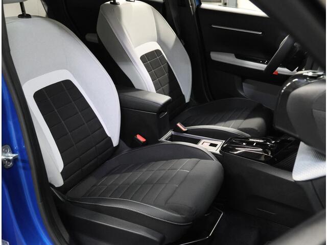 Citroen C3 Ë-C3 Max 113PK 44 kWh | Fase 3 | AppleCarplay/AndroidAuto | LED | Camera | Climate Control | Cruise Control | Privacy Glass | Navigatie | Isofix | Two-Tone | Parkeersensoren | DAB Radio |