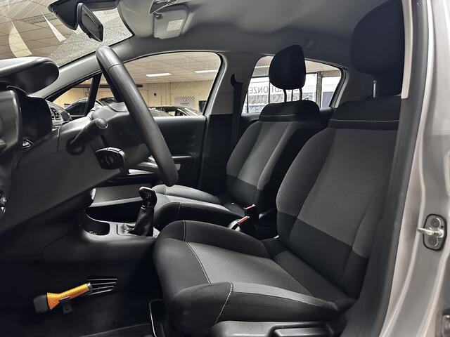 Citroen C3 1.2 PureTech Feel Edition/ D-Riem Verv 81.000KM!/ Trekhaak/ Apple + Android/ Lane-Assist./ DAB+/ Navi/ Clima/ Cruise/ Elek. pakket/ Isofix/ Bluetooth/ Multi. Stuur/ PDC/ Extra getint glas/ LED Dagrijverl.