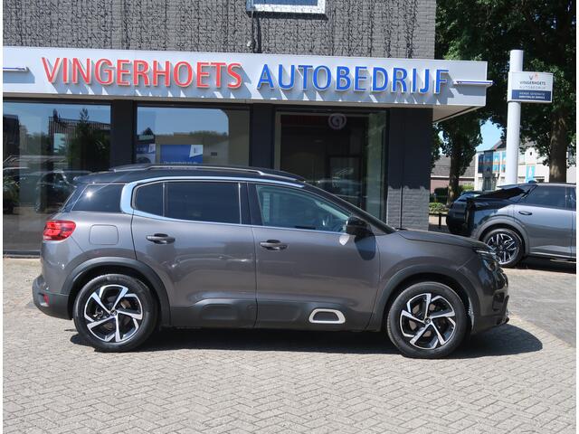 Citroen C5 Aircross 130 Pk * AUTOMAAT * 100% Benzine * WAUWWWW * Navigatie * Trekhaak * Dodehoekbewaking * Stoelverwarming * Keyless entry & Start Button * Draadloze Telefoonlader * Climate & Cruise Control * Zwart Dak * DAB Radio * L.M. Velgen * Vingerhoets; Vierde