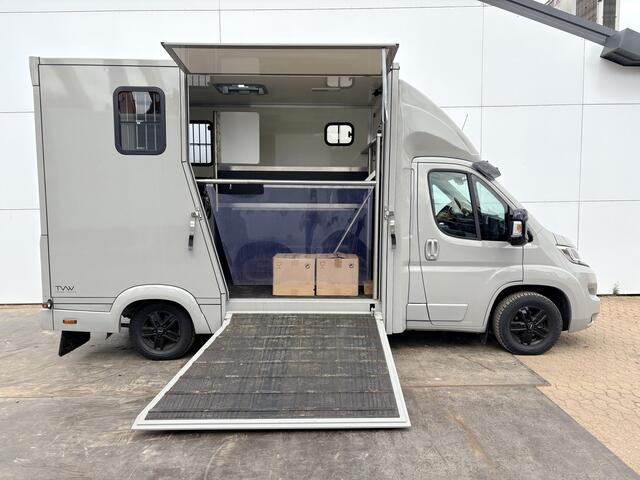 Citroen JUMPER 2.2 130PK Paardenwagen Horsetrailer Pferdewagen Gietvloer WTV-opbouw Interieur- en achteruitcamera Trekhaak Leer Climate control
