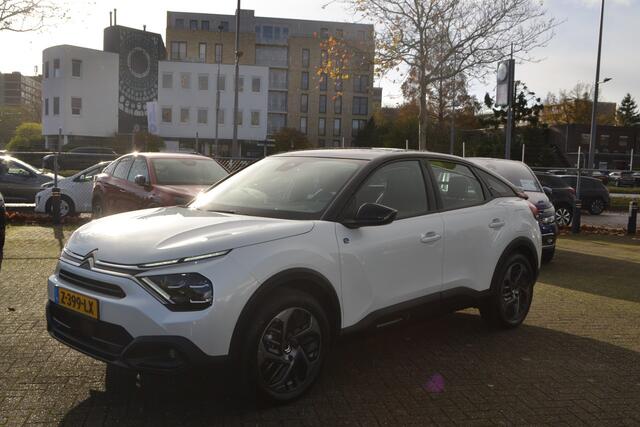 Citroen ë-C4 50 KW I FEEL I NAVIGATIE I ACHTERUITRIJCAMERA I L.M. VELGEN I MICA / PARELMOER KLEUR WIT + ZWART DAK I PARKEERSENSOREN ACHTER I POMPSET I IN STAAT VAN NIEUW I LAGE KM.STAND 128 Km I