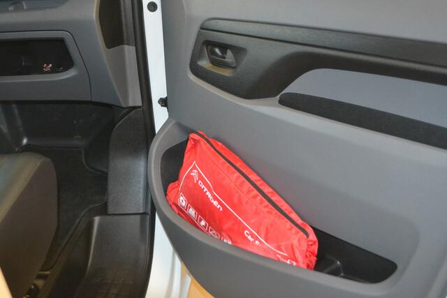 Citroen ë-Jumpy Control M 75 kWh I AUTOMAAT I PARKEERSENSOREN ACHTER I 3 SEATER I LAADRUIMTE GEHEEL BETIMMERD I AIRCO I CENTRALE DEURVERGRENDELING I ACHTERDEUREN GESCHIKT VOOR BELADING MET HEFTRUCK