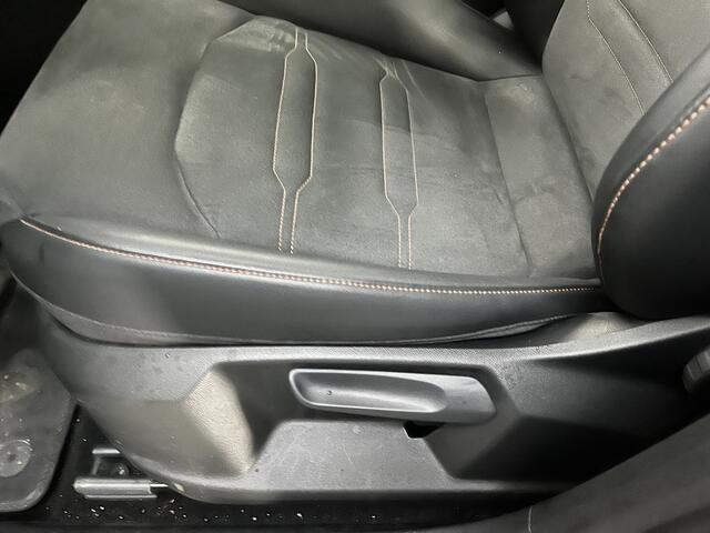 Cupra Ateca 1.5 TSI Performance / AUTOMAAT/ 12.000 KM/ TREKHAAK/ PANO/ CAMERA/ PARK. SENSOREN/ CRUISE/ ELEK. ACHTERKLEP/ VIRTUAL COCKPIT/ STOEL-STUURVERWARM./ PARK ASSIST/ FULL LINK/ NAVI/ CLIMA/ DAB/ 19" LMV