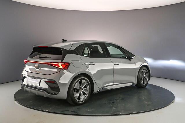 Cupra Born Business 204pk Automaat Adaptive cruise control, Navigatie, Achteruitrijcamera, LED Koplampen, Stuurwiel verwarmd, Parkeersensoren, App connect