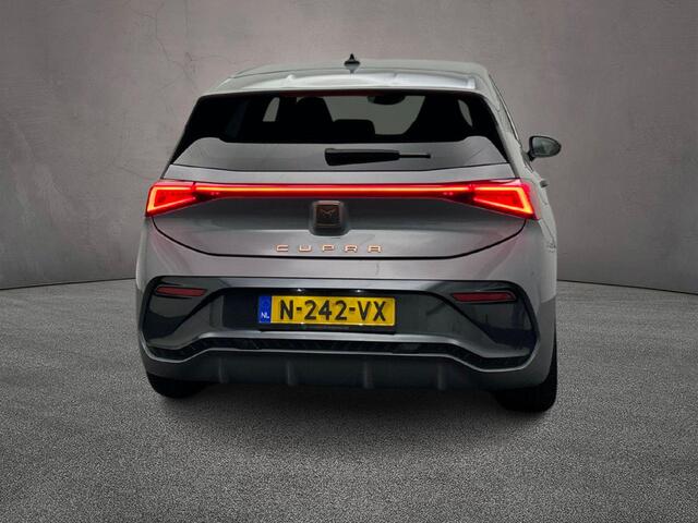 Cupra Born Business One 204pk Automaat Adaptive cruise control, Achteruitrijcamera, LED koplampen, Stuurwiel verwarmd, Parkeersensoren, Navigatie, App connect