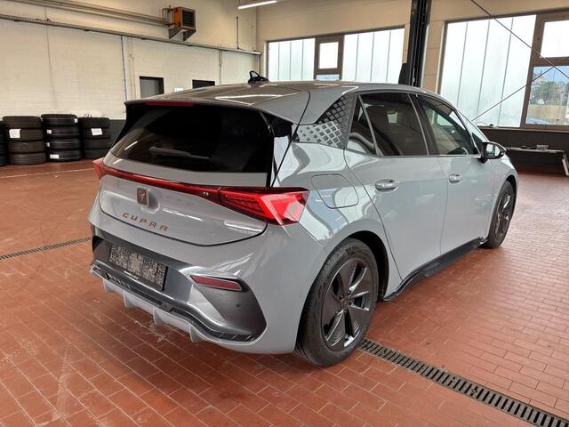 Cupra Born Impulse 62 kWh 204pk / Navigatie / Camera / Stoel&Stuur verw.
