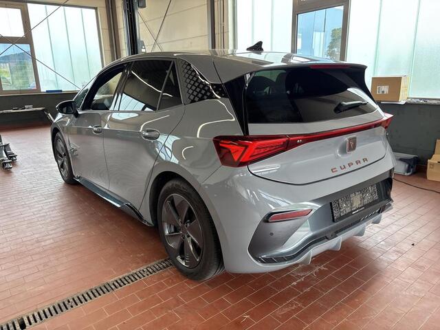 Cupra Born Impulse 62 kWh 204pk / Navigatie / Camera / Stoel&Stuur verw.