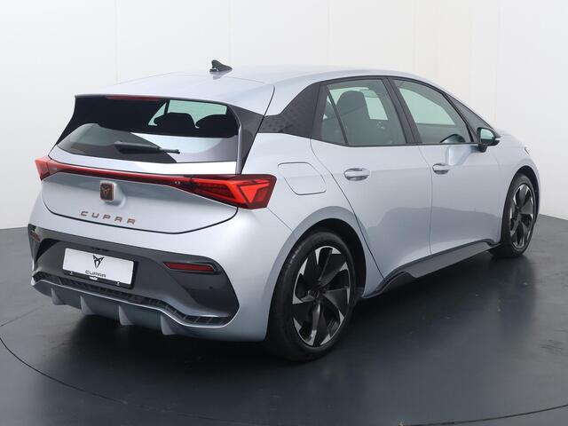 Cupra Born eBoost 62 kWh | 231 PK | SoH 93% | Adaptive Cruise Control | Achteruitrijcamera | Keyless Entry | LED verlichting | Draadloze telefoonlader | Navigatiesysteem | Sfeerverlichting | Parkeersensoren | Stuur- en Stuurverwarming | Apple Carplay / Android Auto |