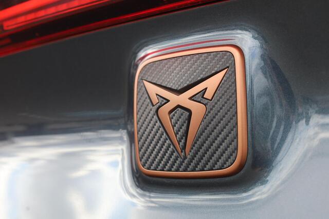 Cupra Formentor 1.4 TSI e-Hybrid Essential 204PK / 150kW, Achteruitrijcamera, adaptieve cruise control (acc), multifunctioneel verwarmbaar stuurwiel, winterpakket, 18'' LMV, getinte ruiten achter, parkeersensoren voor + achter, full LED koplampen DECEMBERDEAL