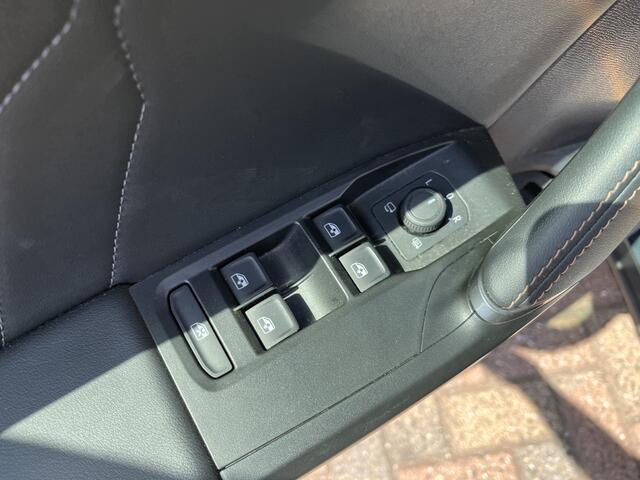 Cupra Formentor 1.4 e-Hybrid Performance / AUTOMAAT/ PANO/ BEATS AUDIO/ CAMERA/ PARK. SENSOREN/ FULL LINK/ STOEL-STUURVERWARM./ KEYLESS/ ADAPT. CRUISE/ NAVI/ CLIMA/ DAB/ 18" LMV