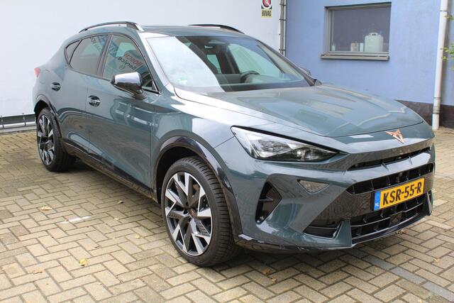 Cupra Formentor 1.5 TSI e-Hybrid VZ Performance 272pk | SoH 100% | Panorama dak | Elektrisch wegklapbare trekhaak | Sennheiser audiosysteem | Stoel/stuur verwarming | Elektrisch verstelbare stoel met memory | 360° Camera | Elektrische kofferbakklep | Keyless entry/start | Adaptive cruise controle | Schakelflippers | Apple CarPlay/Android Auto | Draadloze telefoonlader | Climate controle | Navigatie | Sfeerverli