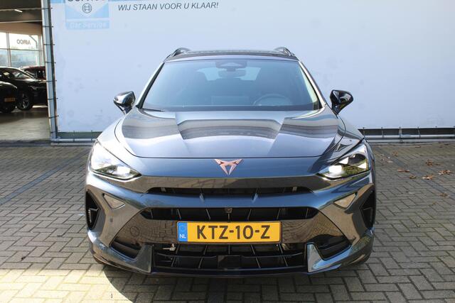 Cupra Formentor 1.5 TSI e-Hybrid VZ Performance 272pk | SoH 100% | Panorama dak | Elektrisch wegklapbare trekhaak | Stoel/stuur verwarming | Elektrisch verstelbare stoel met memory | 360° Camera | Elektrische kofferbakklep | Keyless entry/start | Adaptive cruise controle | Schakelflippers | Apple CarPlay/Android Auto | Draadloze telefoonlader | Climate controle | Navigatie | Sfeerverlichting