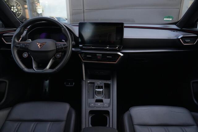 Cupra Formentor 2.0 TSI 4DRIVE VZ | 394pk | Carplay | Stoelverwarming | Camera | Leder Deze CUPRA Formentor is niet zomaar een sportieve SUV. Met zijn krachtige 2.0 TSI benzinemotor, 394 PK, 4Drive vierwielaandrijving en 7-traps automatische transmissie combineert hij indrukwek
