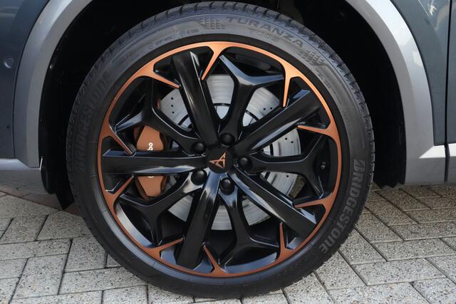 Cupra Formentor 2.0 TSI 4DRIVE VZ | 394pk | Carplay | Stoelverwarming | Camera | Leder Deze CUPRA Formentor is niet zomaar een sportieve SUV. Met zijn krachtige 2.0 TSI benzinemotor, 394 PK, 4Drive vierwielaandrijving en 7-traps automatische transmissie combineert hij indrukwek