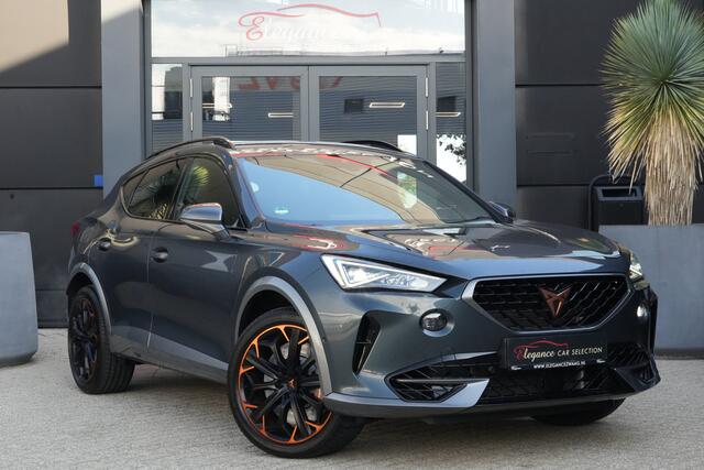 Cupra Formentor 2.0 TSI 4DRIVE VZ | 394pk | Carplay | Stoelverwarming | Camera | Leder Deze CUPRA Formentor is niet zomaar een sportieve SUV. Met zijn krachtige 2.0 TSI benzinemotor, 394 PK, 4Drive vierwielaandrijving en 7-traps automatische transmissie combineert hij indrukwek