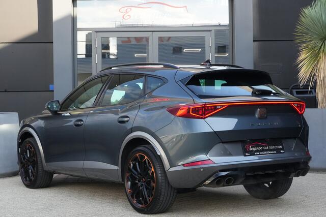Cupra Formentor 2.0 TSI 4DRIVE VZ | 394pk | Carplay | Stoelverwarming | Camera | Leder Deze CUPRA Formentor is niet zomaar een sportieve SUV. Met zijn krachtige 2.0 TSI benzinemotor, 394 PK, 4Drive vierwielaandrijving en 7-traps automatische transmissie combineert hij indrukwek