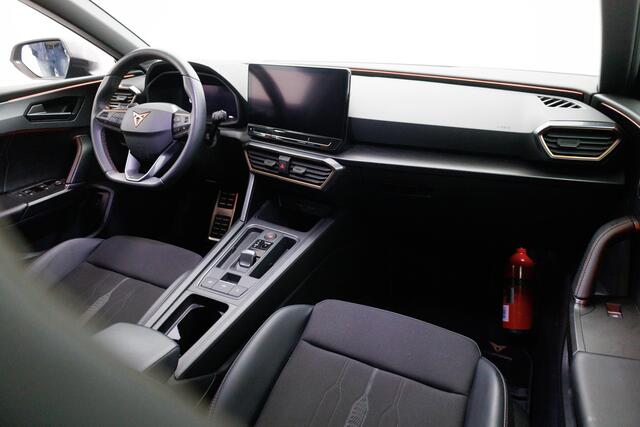 Cupra Leon 1.4 e-Hybrid Business 204 PK Stoel- stuurverwarming, Travel assist, Navigatie, Camera, 18 inch, Adaptive cruise
