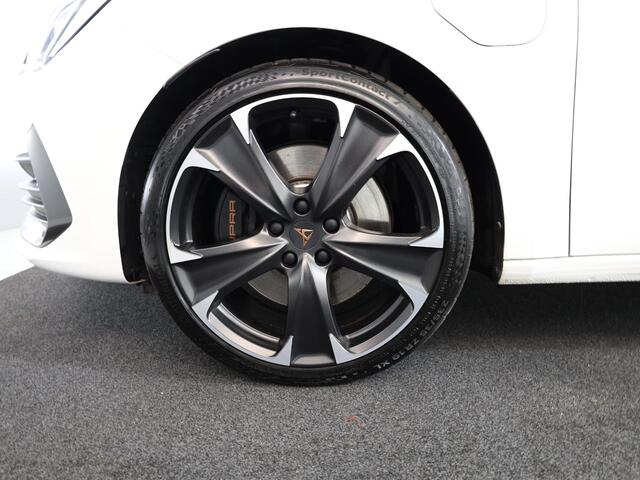 Cupra Leon 1.4 e-Hybrid VZ Business 245 pk Automaat (DSG) | Navigatie | Parkeersensoren achter | Cruise control | Autom. airco (3 zones) | LED koplampen |