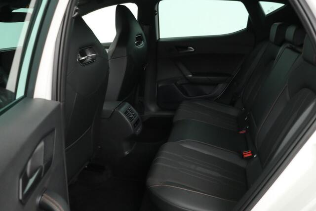 Cupra Leon 1.4 e-Hybrid | Carplay | Stoel & stuurverwarming | Sfeerverlichting | Navigatie | PDC | Keyless | Full LED | Sportstoelen | PHEV