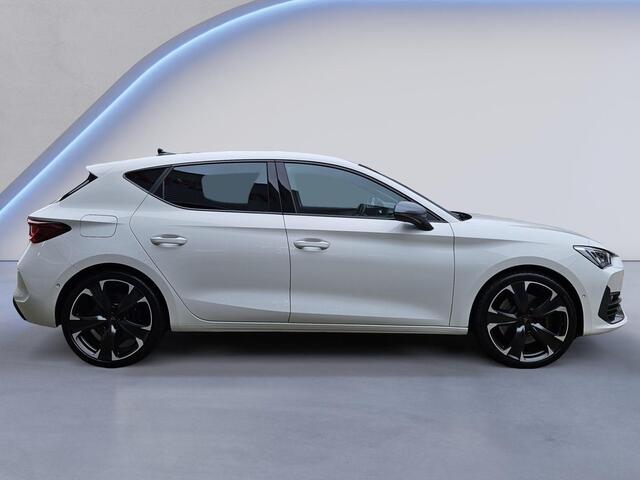 Cupra Leon 1.4 e-Hybrid VZ Performance /Apple Carplay/Front-Side-Lane-File Assist/Dodehoek monitor/Stuur-Stoelverwarming/Lendesteunen verstelb./(MET GARANTIE*)