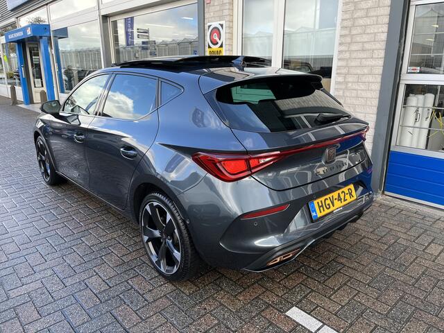 Cupra Leon 1.4 e-Hybrid Performance / AUTOMAAT/ PANO/ KEYLESS/ ACC/ DIGITAL DASH/ NAVI/ FULL LINK/ DAB/ STOELVERWARMING/ PARK. SENSOREN + CAMERA/ DIVERSE HULPSYSTEMEN