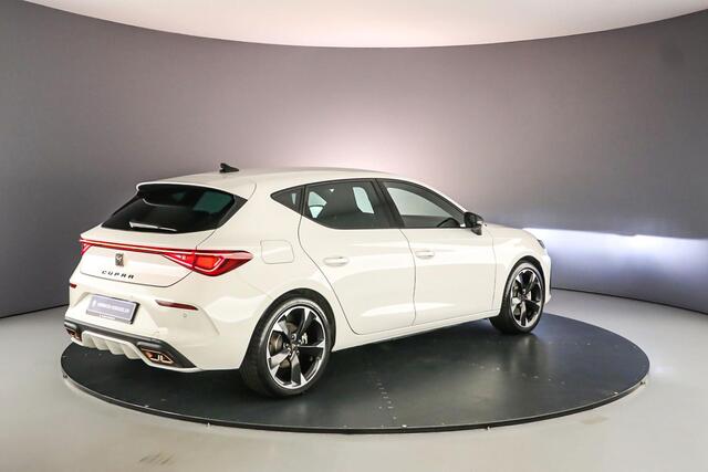Cupra Leon Business 1.4 TSI e-Hybrid 204pk DSG Automaat Cruise control, Navigatie, Stuurwiel verwarmd, Airco, DAB, App connect, Parkeersensor achter, LED verlichting