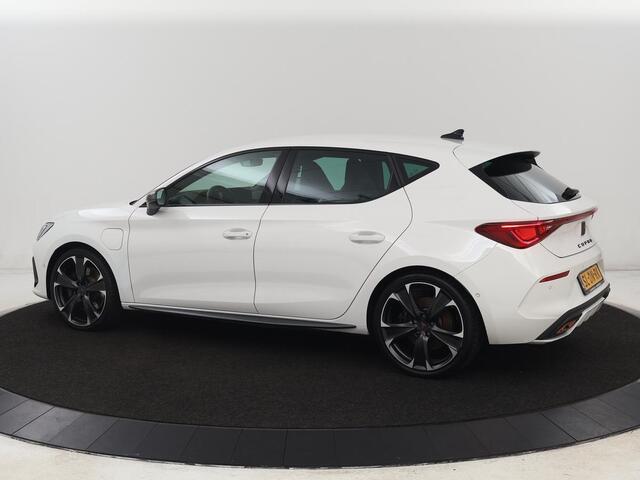 Cupra Leon 1.4 eHybrid VZ | 245pk | Stoelverwarming | Carplay | Camera | Sfeerverlichting | Navigatie | Adaptive cruise | Keyless | Sportstoelen | 19'' | Full LED | Stuurverwarming | PHEV | Plug In