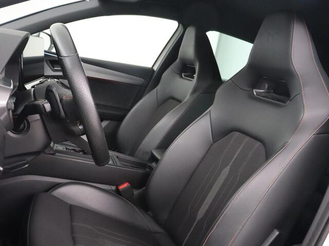 Cupra Leon 1.4 eHybrid VZ | 245pk | Stoelverwarming | Carplay | Camera | Sfeerverlichting | Navigatie | Adaptive cruise | Keyless | Sportstoelen | 19'' | Full LED | Stuurverwarming | PHEV | Plug In