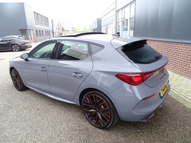 Cupra Leon 1.4 e-Hybrid VZ 245 PANORAMADAK | NAVIGATIE | VERWARMDE VOORSTOELEN | PARKEERSENSOREN | ADAPTIEVE STUURBEKRACHTIGING | SFEER VERLICHTING | DAB | KEYLESS GO/ENTRY | ACHTERUIT RIJ CAMERA | LED PAKKET |