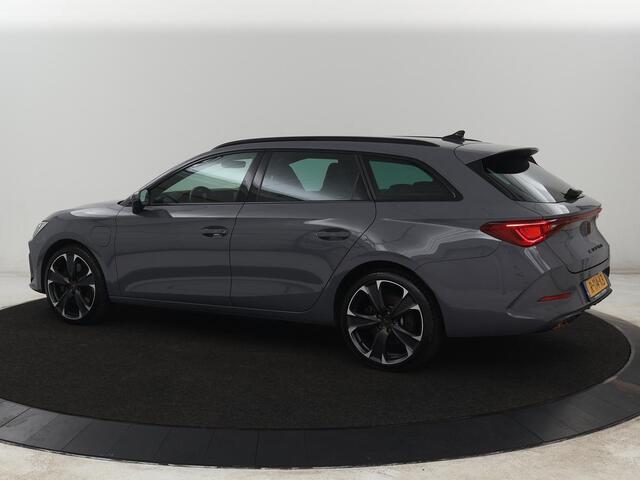 Cupra Leon 1.4 eHybrid VZ | 245pk | Stoelverwarming | Carplay | Sfeerverlichting | Adaptive cruise | Navigatie | Full LED | Half leder | Stuurverwarming | Camera | Full LED | Keyless | PHEV | Plug In