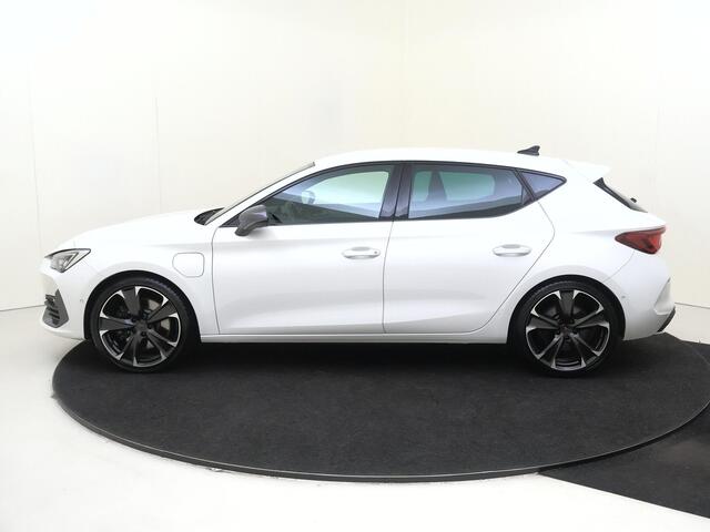 Cupra Leon 1.4 e-Hybrid VZ 245 | SoH 95% | Adaptieve demping | Parkeerassistent | Keyless | Stoel- en stuurwielverwarming | Navigatie | Adaptieve cruise control | Achteruitrijcamera |