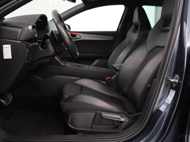 Cupra Leon 1.4 e-Hybrid VZ Business | 245pk | SOH 92% | Trekhaak | Carplay | Adaptive cruise | Sportstoelen | Navigatie | Stuurverwarming | Parkeerhulp | Full LED | Sfeerverlichting | Keyless | PHEV | Plug In