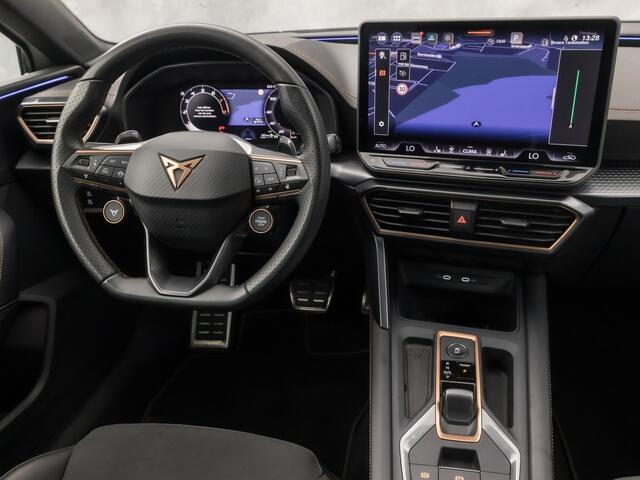 Cupra Leon 1.5 TSI Sport 150Pk Automaat (APPLE CARPLAY, GROOT NAVI, KUIPSTOELEN, SENNHEISER AUDIO, CAMERA, STUUR/STOELVERWARMING, GETINT GLAS, NIEUWSTAAT)